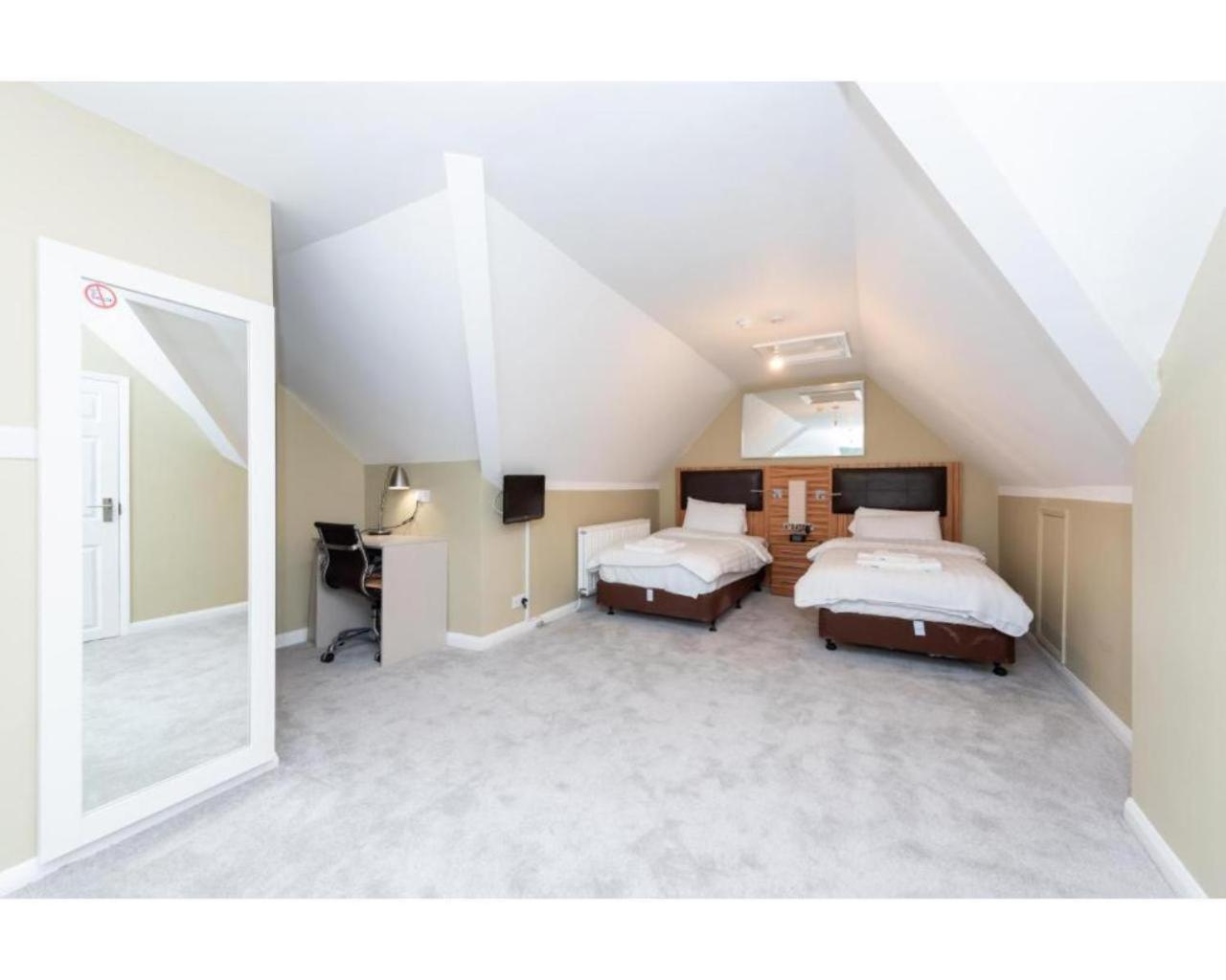 Uno Hotel Heathrow Windsor Slough Room photo